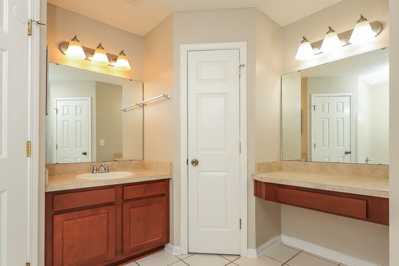 1,990/Mo, 3230 Chantilly Ct Orange Park, FL 32073 Main Bathroom View 2