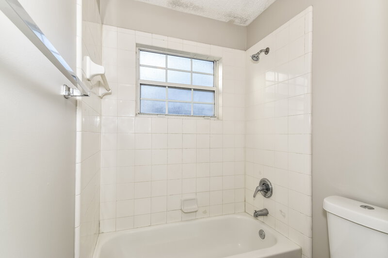 2,215/Mo, 1243 Windy Willows Dr Jacksonville, FL 32225 Bathroom View