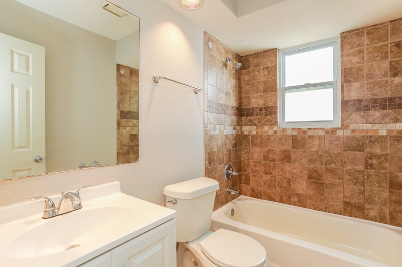 1,820/Mo, 8471 Pikes Peak Dr N. Jacksonville, FL 32244 Main Bathroom View