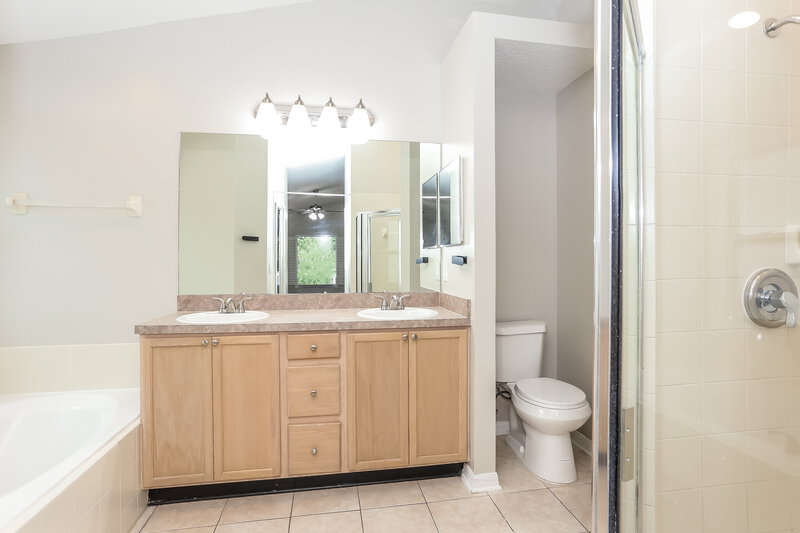 2,400/Mo, 923 Mystic Harbor Dr Jacksonville, FL 32225 Main Bathroom View