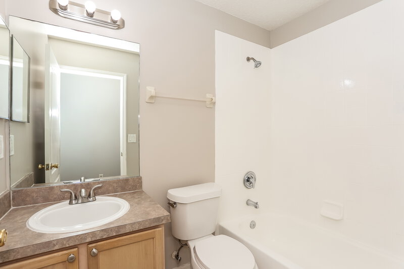 2,400/Mo, 923 Mystic Harbor Dr Jacksonville, FL 32225 Bathroom View