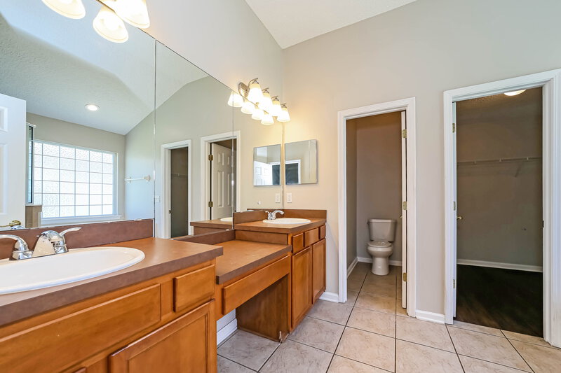 1,830/Mo, 2844 Cross Creek Dr Green Cove Springs, FL 32043 Main Bathroom View
