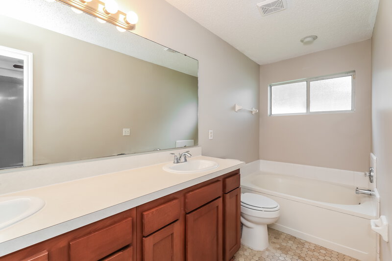 1,805/Mo, 3338 Ayrshire St Jacksonville, FL 32226 Main Bathroom View