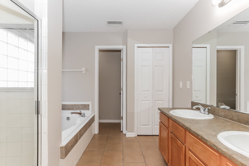 1,815/Mo, 1841 Creekview Dr Green Cove Springs, FL 32043 Main Bathroom View