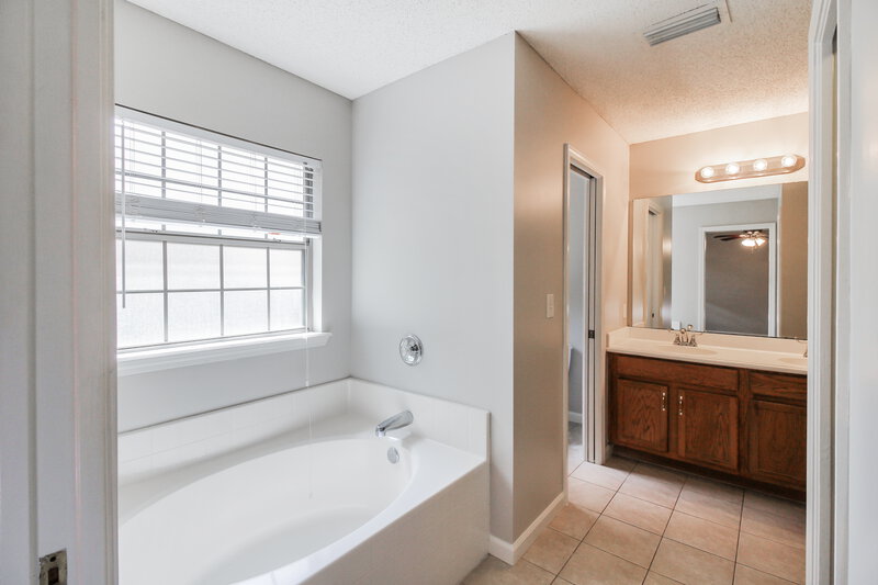2,065/Mo, 13967 Ridgewick Dr Jacksonville, FL 32218 Main Bathroom View