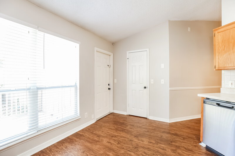 2,000/Mo, 11152 W Cloverhill Cir Jacksonville, FL 32257 Kitchen View 2