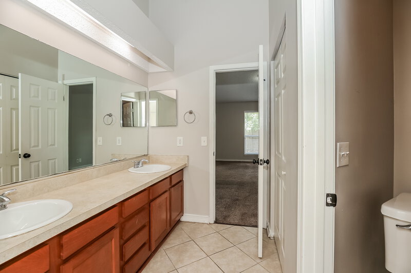 2,000/Mo, 11152 W Cloverhill Cir Jacksonville, FL 32257 Main Bathroom View