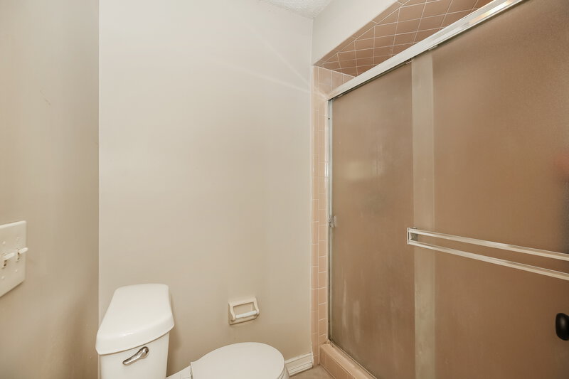 2,000/Mo, 11152 W Cloverhill Cir Jacksonville, FL 32257 Main Bathroom View 2