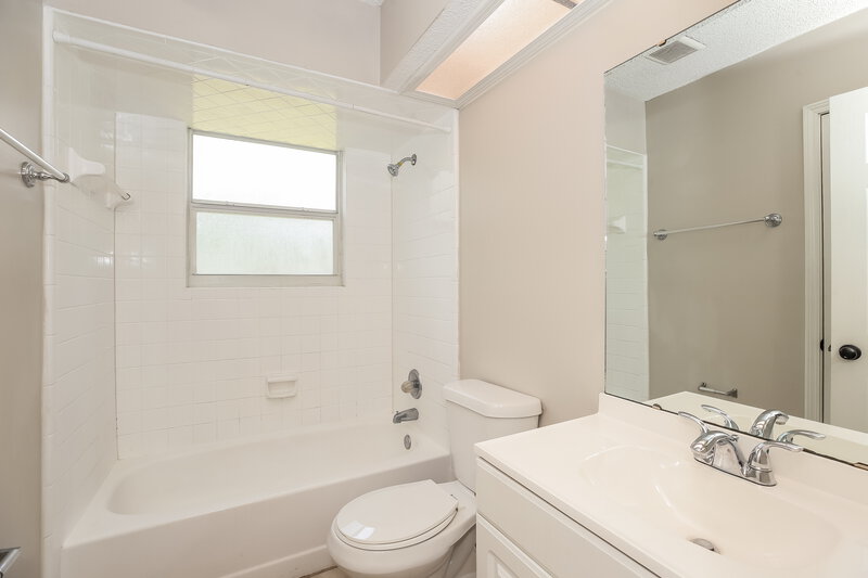 2,000/Mo, 11152 W Cloverhill Cir Jacksonville, FL 32257 Bathroom View
