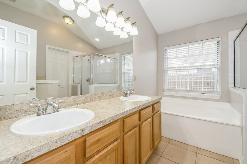 2,920/Mo, 2837 Tuscarora Trl Middleburg, FL 32068 Main Bathroom View 2