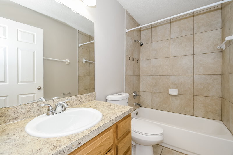 2,920/Mo, 2837 Tuscarora Trl Middleburg, FL 32068 Bathroom View
