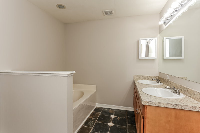 1,920/Mo, 12202 Glen Hollow Dr Jacksonville, FL 32226 Main Bathroom View