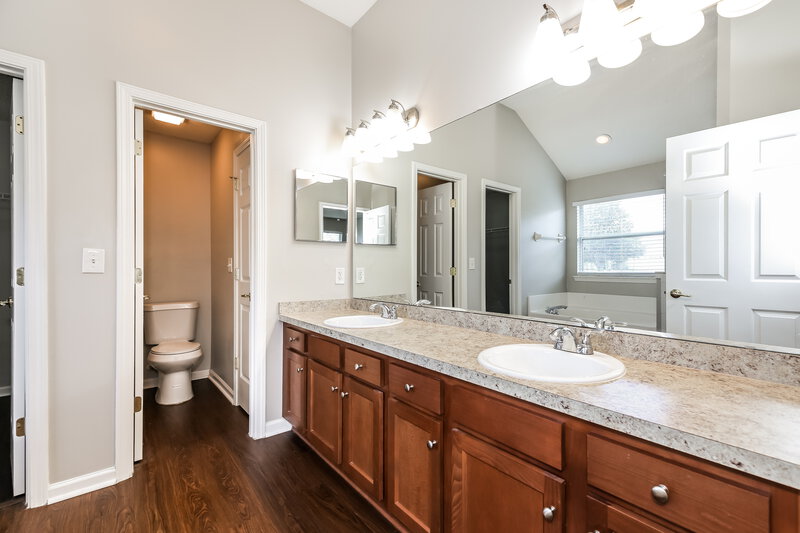 2,035/Mo, 2675 Creek Ridge Dr Green Cove Springs, FL 32043 Main Bathroom View