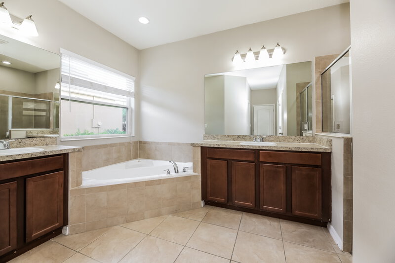 2,260/Mo, 829 Celebration Ln Middleburg, FL 32068 Main Bathroom View