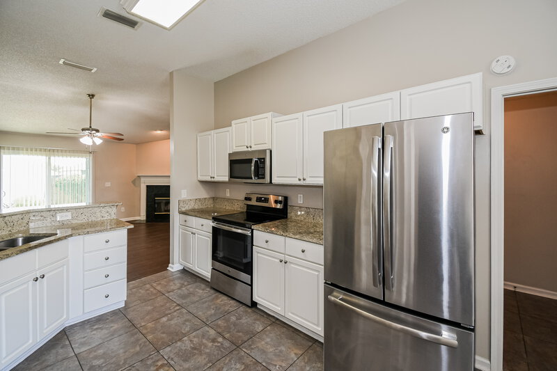 1,815/Mo, 557 Fallen Timbers Dr Orange Park, FL 32073 Kitchen View 3