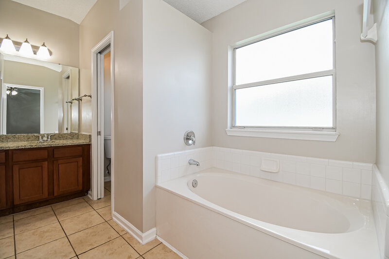 1,815/Mo, 557 Fallen Timbers Dr Orange Park, FL 32073 Main Bathroom View