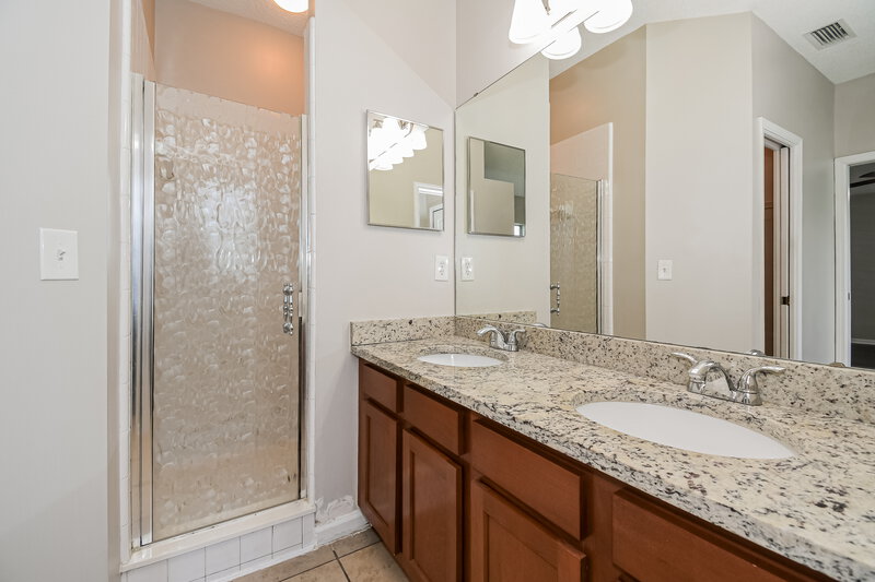 1,815/Mo, 557 Fallen Timbers Dr Orange Park, FL 32073 Main Bathroom View 2