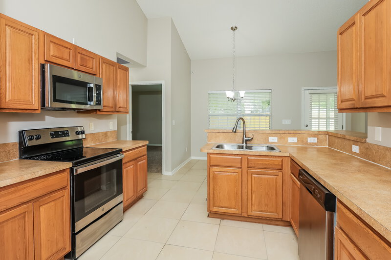 2,245/Mo, 3209 Silverado Cir Green Cove Springs, FL 32043 Kitchen View