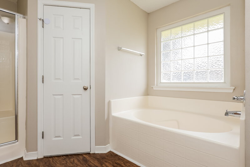 2,245/Mo, 3209 Silverado Cir Green Cove Springs, FL 32043 Main Bathroom View 2