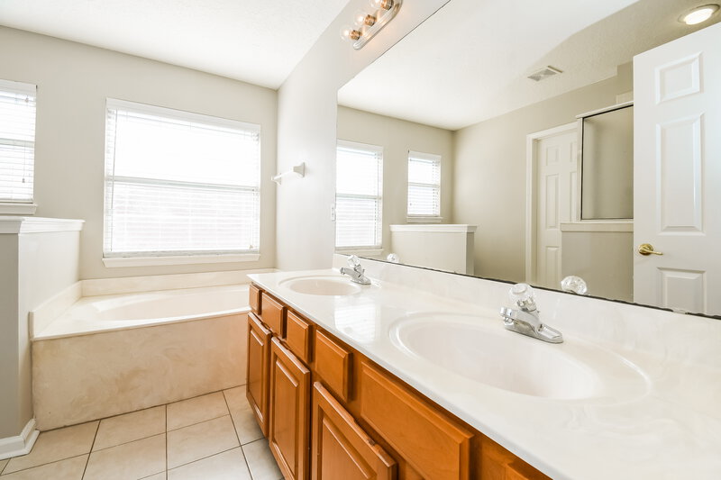 1,820/Mo, 12561 Brahma Bull Cir W Jacksonville, FL 32226 Main Bathroom View
