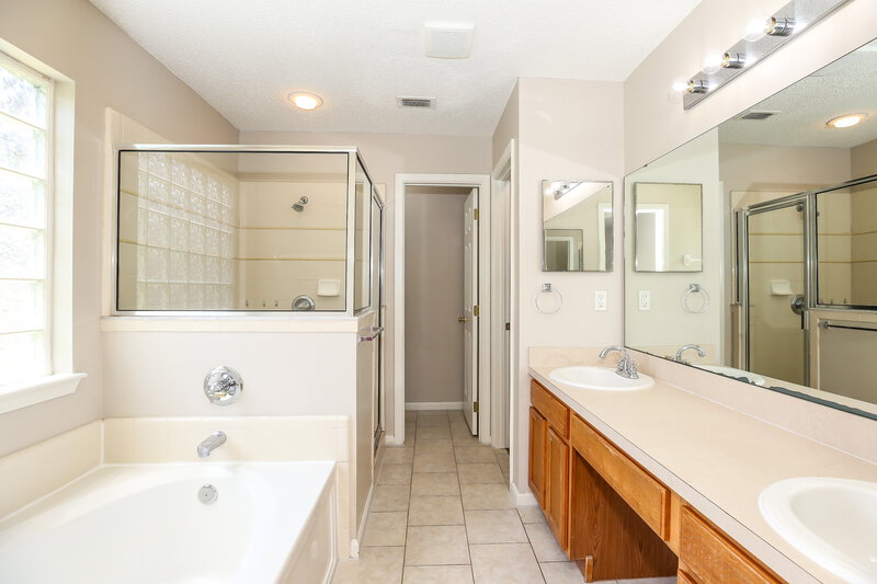 2,060/Mo, 3559 White Cow Ct Jacksonville, FL 32226 Main Bathroom View