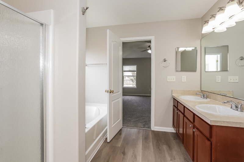 1,815/Mo, 2267 Brian Lakes Dr E Jacksonville, FL 32221 Main Bathroom View