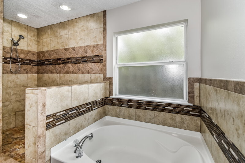 1,940/Mo, 955 Morning Light Rd Jacksonville, FL 32218 Main Bathroom View 2