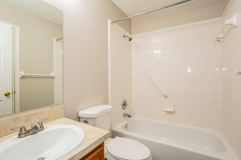 1,950/Mo, 3268 Avalon Dr Green Cove Springs, FL 32043 Bathroom View