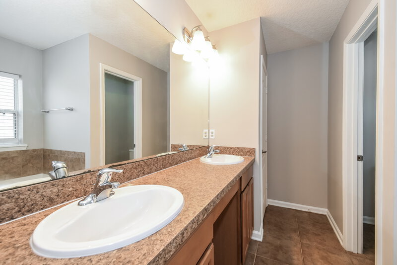 2,220/Mo, 303 Sanwick Dr Jacksonville, FL 32218 Main Bathroom View