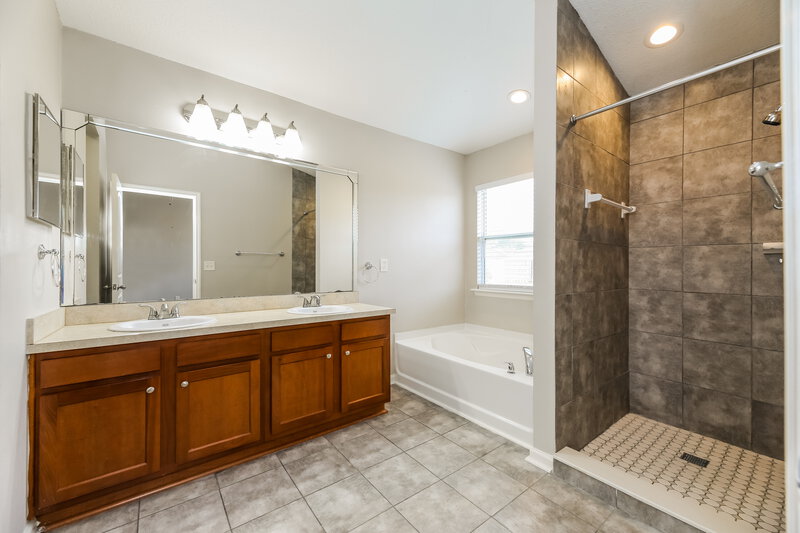0/Mo, 2688 Oak Haven Drive Middleburg, FL 32068 Main Bathroom View