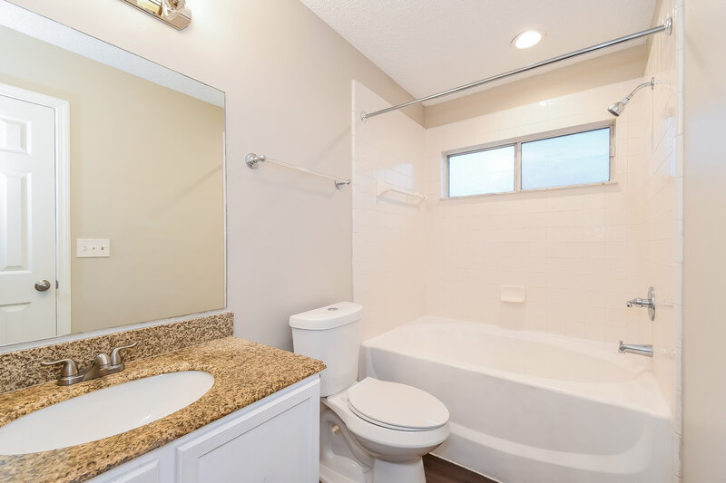1,780/Mo, 3385 International Village Dr W Jacksonville, FL 32277 Main Bathroom View