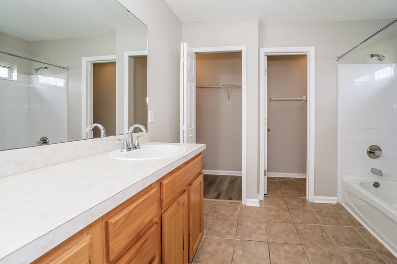 1,750/Mo, 1520 Seawolf Trl Jacksonville, FL 32221 Main Bathroom View