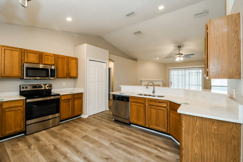 1,825/Mo, 1481 Summit Oaks Dr W. Jacksonville, FL 32221 Kitchen View