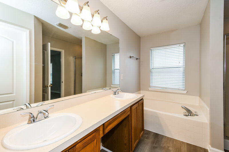 1,825/Mo, 1481 Summit Oaks Dr W. Jacksonville, FL 32221 Main Bathroom View 2