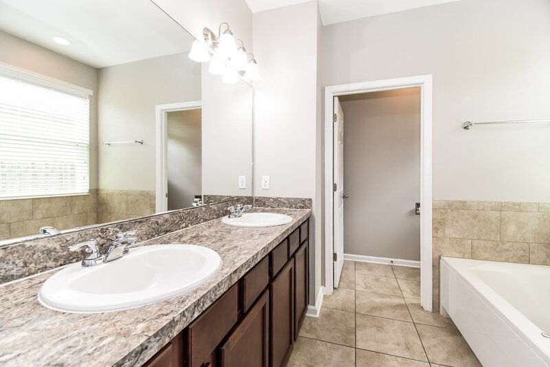1,860/Mo, 11769 Lake Bend Circle Jacksonville, FL 32218 Main Bathroom View