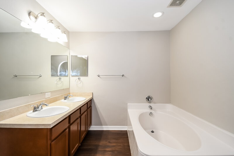 2,190/Mo, 3017 Sunset Ridge Dr Middleburg, FL 32068 Main Bathroom View