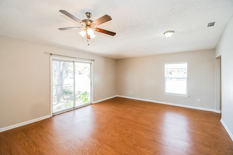 2,160/Mo, 7533 International Village Dr Jacksonville, FL 32277 Living Room View 3