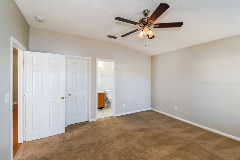 2,160/Mo, 7533 International Village Dr Jacksonville, FL 32277 Main Bedroom View 2