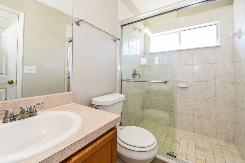 2,160/Mo, 7533 International Village Dr Jacksonville, FL 32277 Main Bathroom View