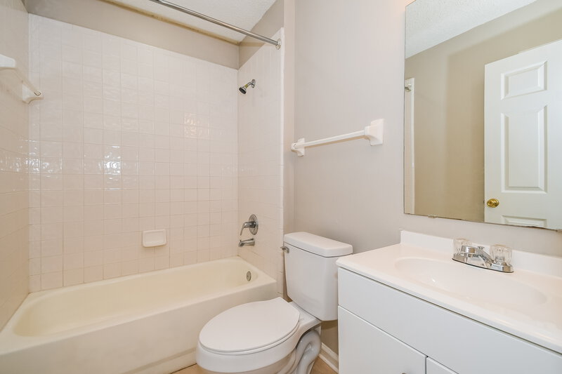 2,160/Mo, 7533 International Village Dr Jacksonville, FL 32277 Bathroom View