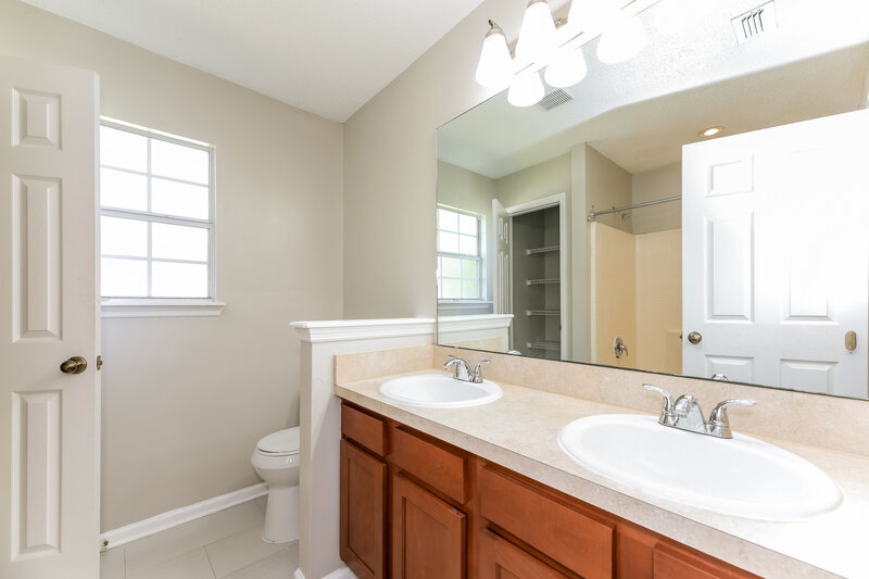1,995/Mo, 9057 Fallsmill Dr Jacksonville, FL 32244 Main Bathroom View