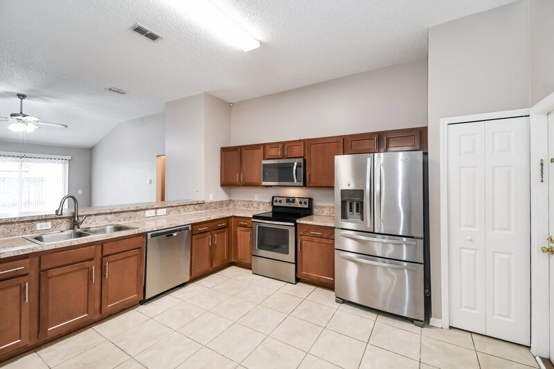 1,890/Mo, 9366 Daniels Mill Dr Jacksonville, FL 32244 Kitchen View 2