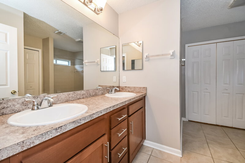 1,890/Mo, 9366 Daniels Mill Dr Jacksonville, FL 32244 Main Bathroom View