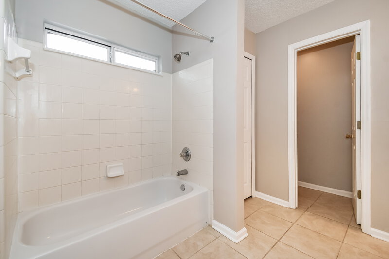 1,890/Mo, 9366 Daniels Mill Dr Jacksonville, FL 32244 Main Bathroom View 2