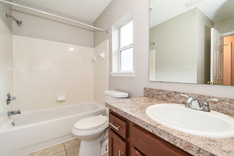 1,890/Mo, 9366 Daniels Mill Dr Jacksonville, FL 32244 Bathroom View