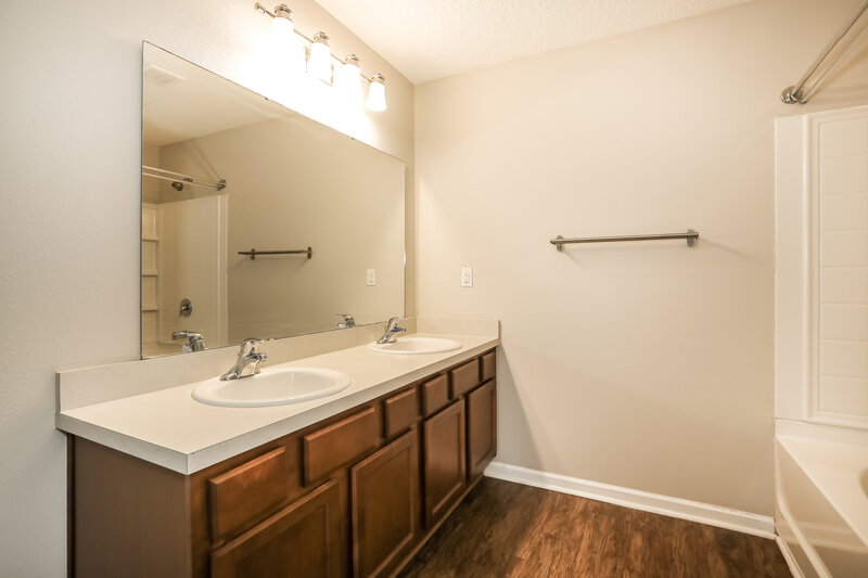 2,215/Mo, 3800 Falcon Crest Dr Green Cove Springs, FL 32043 Main Bathroom View