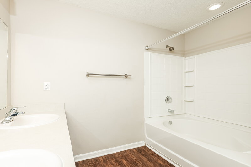 1,960/Mo, 3800 Falcon Crest Dr Green Cove Springs, FL 32043 Main Bathroom View 2