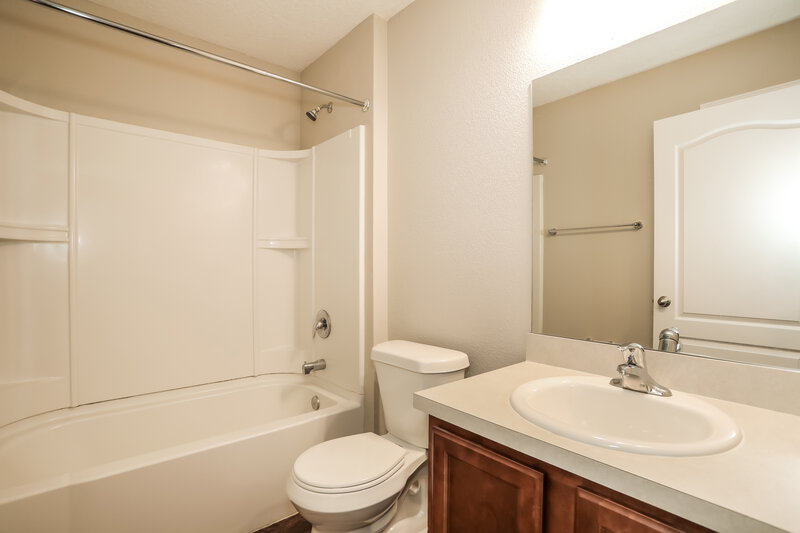 2,215/Mo, 3800 Falcon Crest Dr Green Cove Springs, FL 32043 Bathroom View