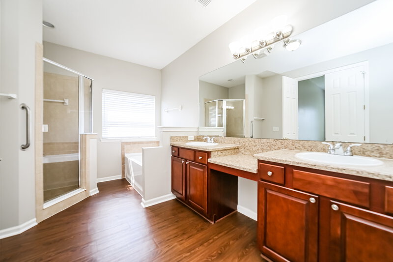 2,110/Mo, 3708 Southbank Cir Green Cove Springs, FL 32043 Main Bathroom View