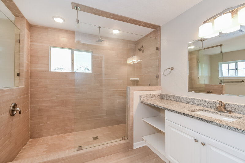 2,235/Mo, 8109 Grampell Dr Jacksonville, FL 32221 Main Bathroom View 2